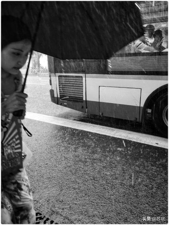 滨州暴雨拍到龙，大雨劈头浇下来，怎样拍摄出狼狈不堪的图片