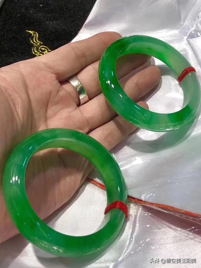 各种手镯图片,懂得帮看看，这镯子值多少钱？