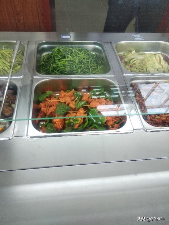 10元钱的盒饭,有鱼有肉,荤素搭配的很好,老板到底赚不赚钱？