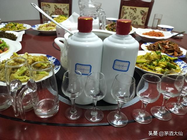 喝白酒为什么要配矿泉水，喝白酒为什么要配矿泉水或者多喝汤？