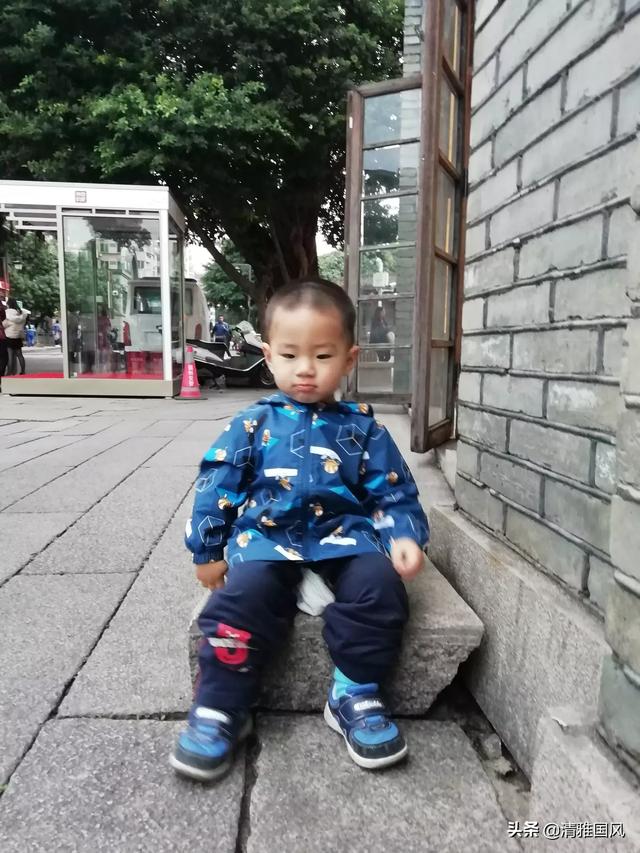 摔婴儿事件:宝宝不小心摔跤了，你是抱怨呢？还是怎么办？