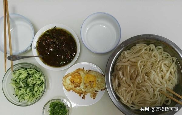 柳岩化身美厨娘:亲们，蜗居在家都制作出了哪些美食呢配图求分享，我也想尝尝