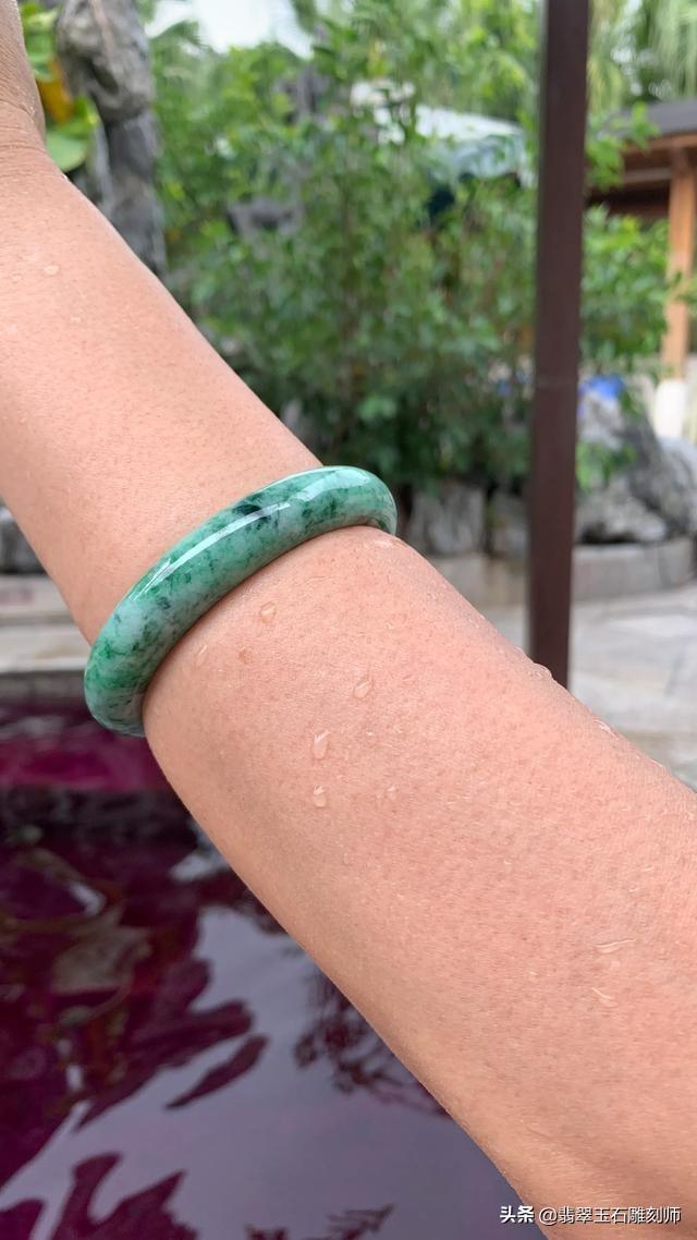 翡翠手镯有棉絮图片,请问这只翡翠手镯价值几何？