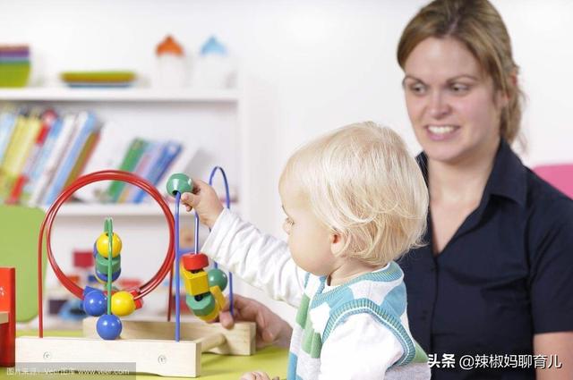 如何教两岁的孩子学数字？我买了个数字卡片,怎么教都不会,但古诗儿歌念几遍就会了？