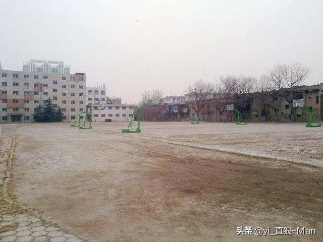 篮球场地的地面有何要求？要注意什么？