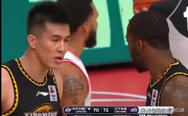 西门斯功夫50咋回事:明明存在语言障碍的西蒙斯，为什么会对郭艾伦低头哈腰呢？
