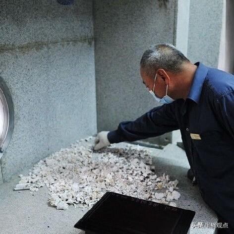 目睹殡仪馆之灵异事件2:火葬场在火化尸体的时候为什么不让家属靠近？