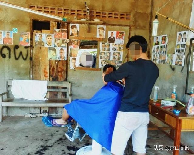 在农村的镇上有两间门面,镇上流动人口少,不知道适合开什么店？