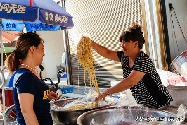 头条问答 决定瞬间的摄影 怎样抓拍动态中行走的人物 2个回答