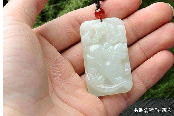 玉石是怎样自然形成的,戈壁滩上的玉石表面的黑皮怎样形成的？