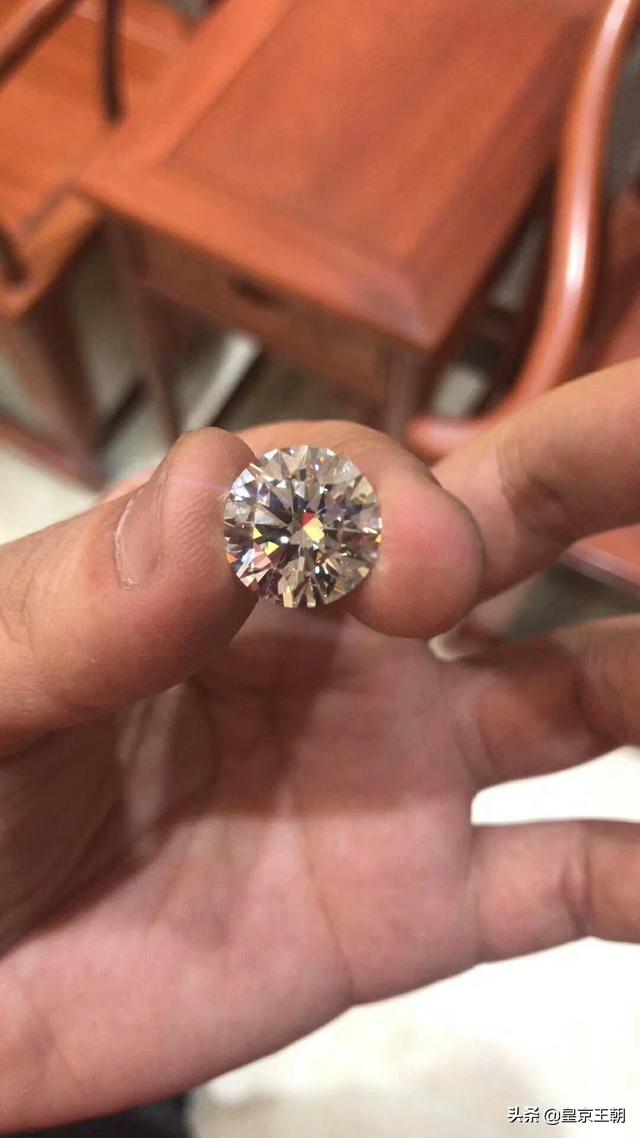 钻石小鸟官网:挑选钻石婚戒前，是不是要了解钻石火彩？