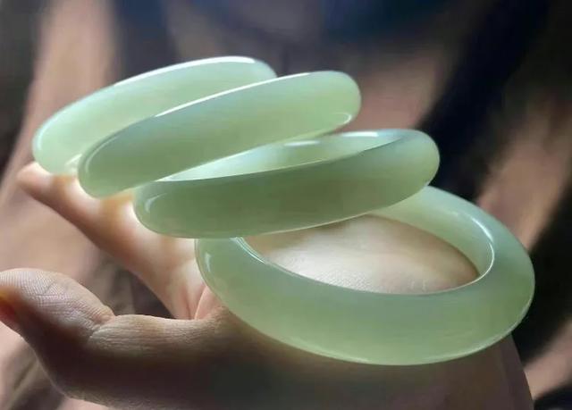 和田玉沙枣青籽料原石价格,和田青花现在的市场价格是怎样的？