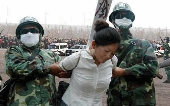 国庆晚会上亲吻的老夫妻:死刑犯临刑前会见近亲属时要亲吻自己的老婆，可以吗
