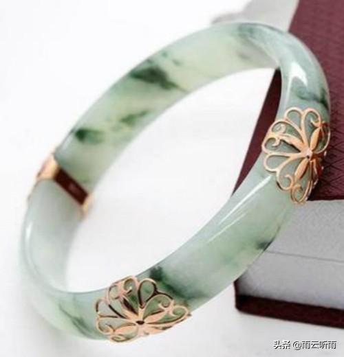 翡翠手镯常见裂痕图片,翡翠手镯有裂缝用双养水能清除吗？