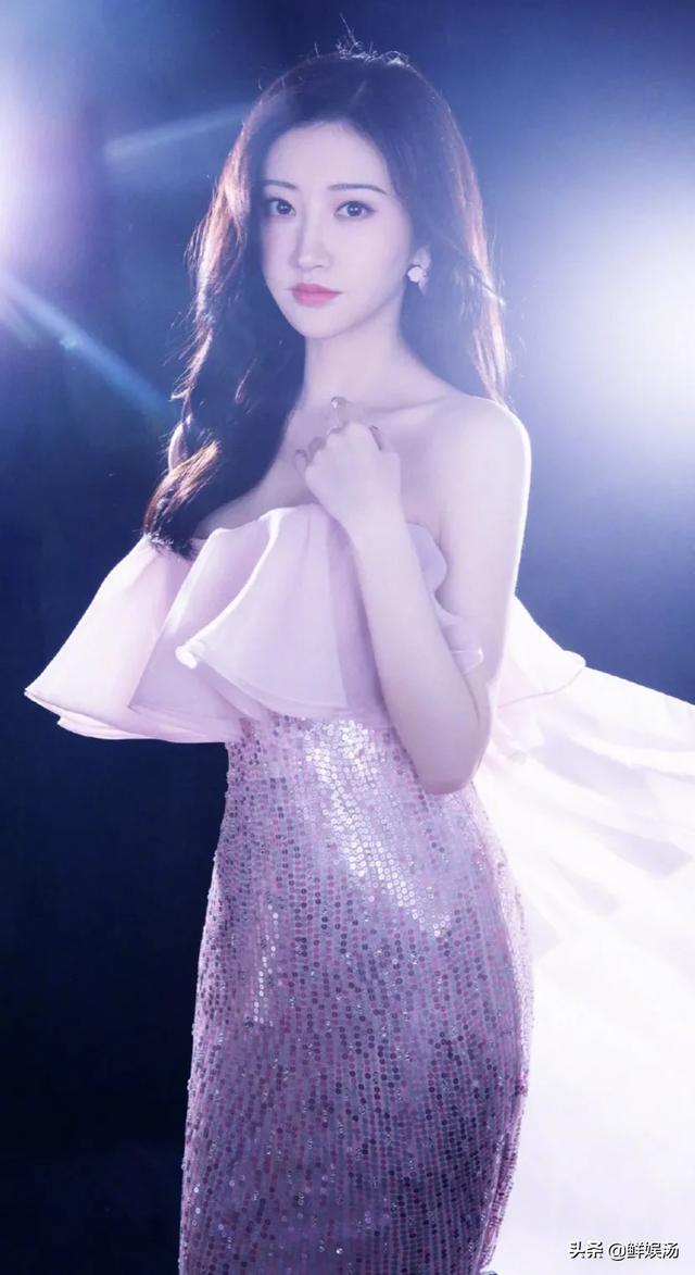 刘涛女儿照片:刘涛已经是孩子的妈妈了，可皮肤还是如此的好，为什么？