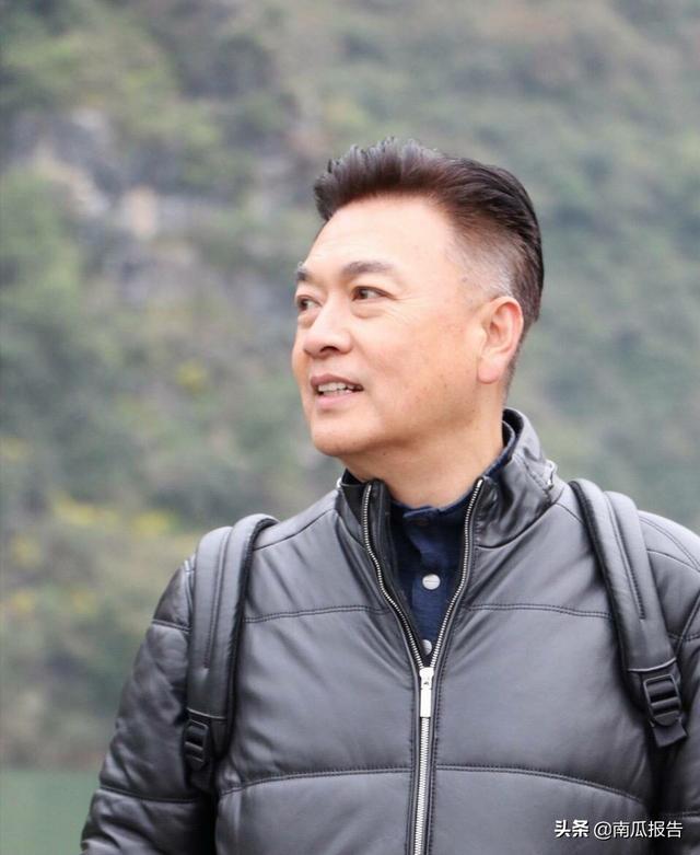 头条问答 - 武贝勒扮演者《大宅门》之后除了《落地请开手机》就没