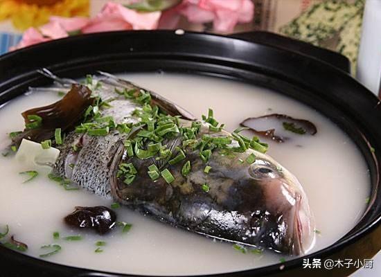 炖鱼汤该怎样正确去腥，怎么清炖鱼汤最好喝又营养不腥做鱼汤时怎么才能让汤
