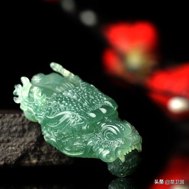 玉吊坠怎么清洗和保养方法,翡翠吊坠能用洗洁精清洗吗？