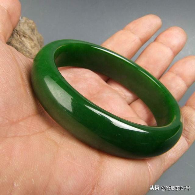 什么样的玉手镯好,什么样的玉手镯好看又显高贵？