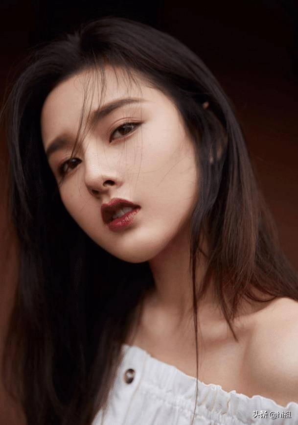 宋祖儿:宋祖儿拍照为什么大都张着嘴？