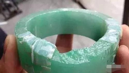 玉镯子碎了代表什么,玉掉地上没碎有裂痕意味着什么？