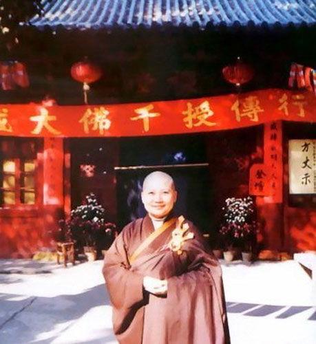 演员李娜:李娜：风靡歌坛十年，从歌坛天后跌落到出家为尼，她到底得罪了谁
