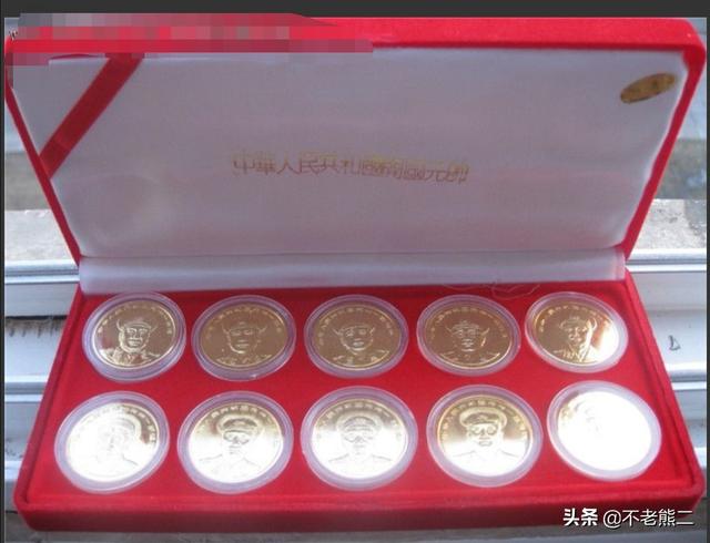十大元帅简介:有一套共和国十大元帅、十大将纪念章，有收藏价值吗？