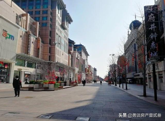 南京多家影城今天开始复工，上座率控制在75%以内，武功山、西湖等景区开放游客爆满，为什么景区现在就开放？