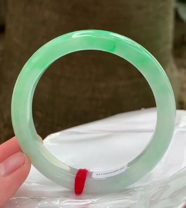 翡翠b货在灯光下的图片,长期佩戴翡翠B货会对人体有害吗？