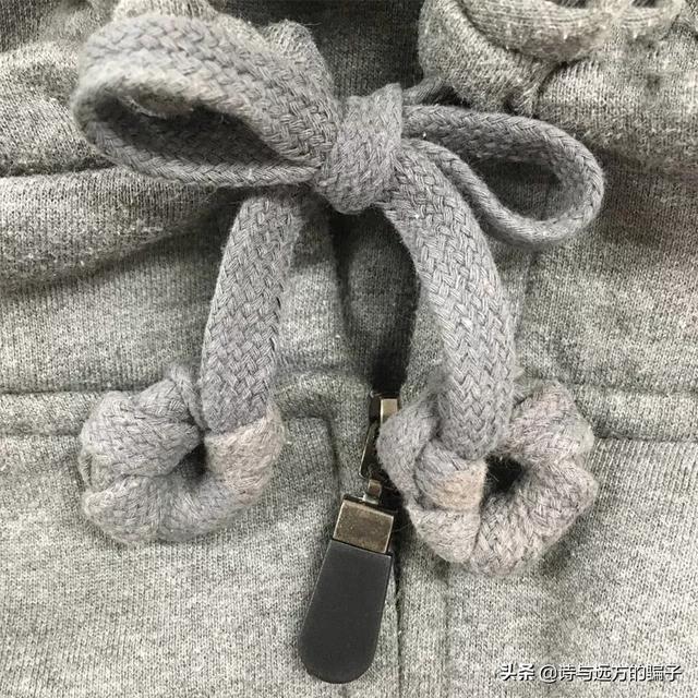 卫衣帽子的绳子打结法，卫衣前面的两条带子怎么系比较好看
