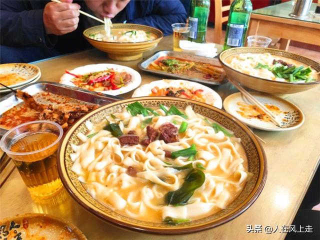 100元三个人饭店吃饭,再喝点小酒,怎么才够吃?-百科网