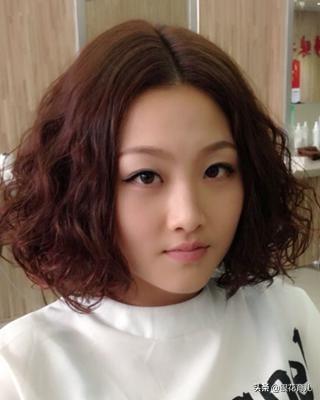 哺乳期可以烫染头发吗:年底了想去换个发型，哺乳期可以拉、染、烫头发吗？
