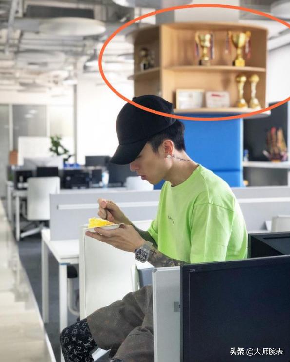 前泽友作:“嫦娥四号”传回首张月球背影像图，将来有望去月球旅游吗？