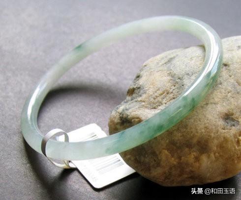 戴玉手镯对女性有什么好处和坏处,买玉手镯好，还是买黄金手镯好？