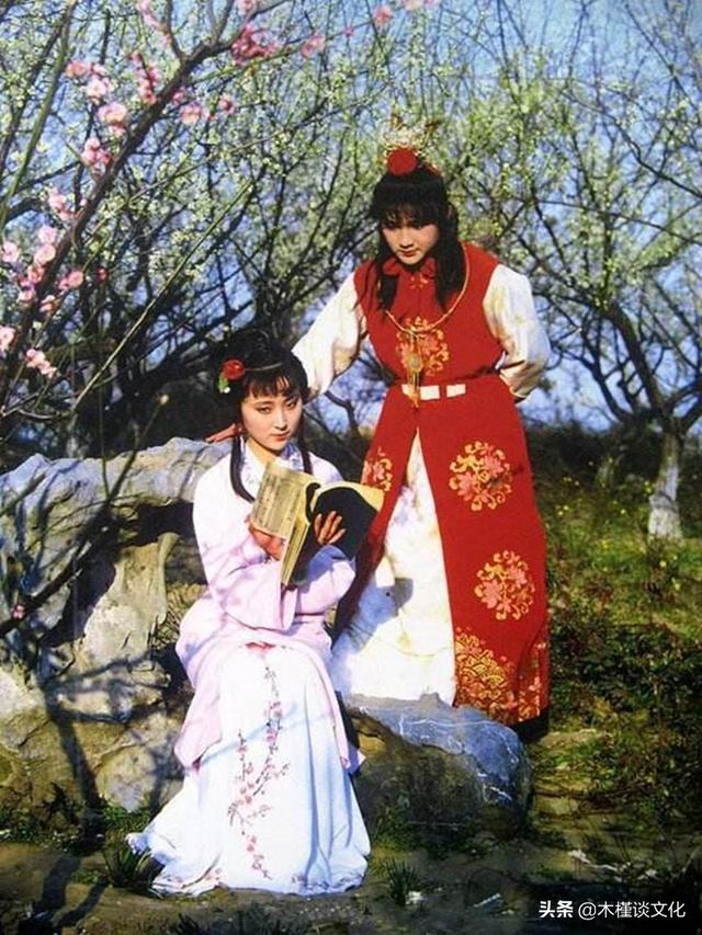 林黛玉葬花:都知道“黛玉葬花“，谁能说说宝玉葬花？