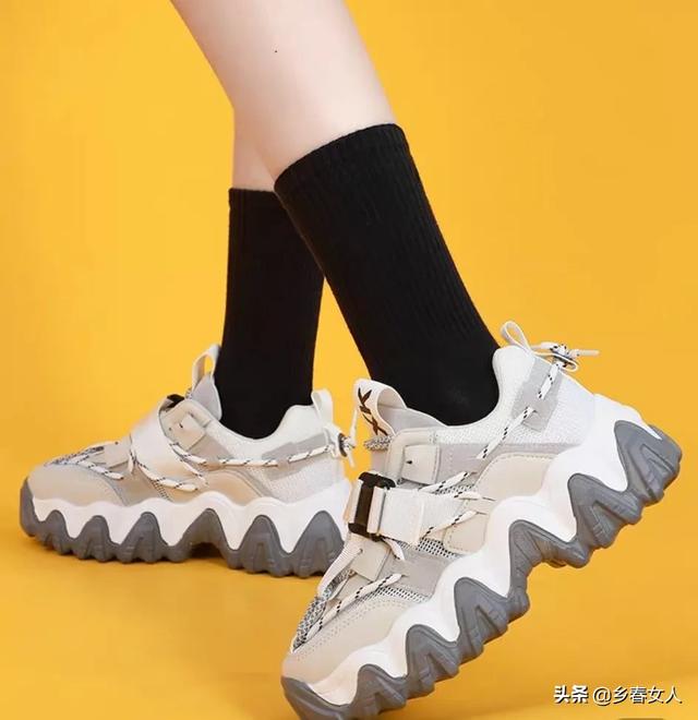 黑色中筒袜穿什么鞋比较好看？插图12