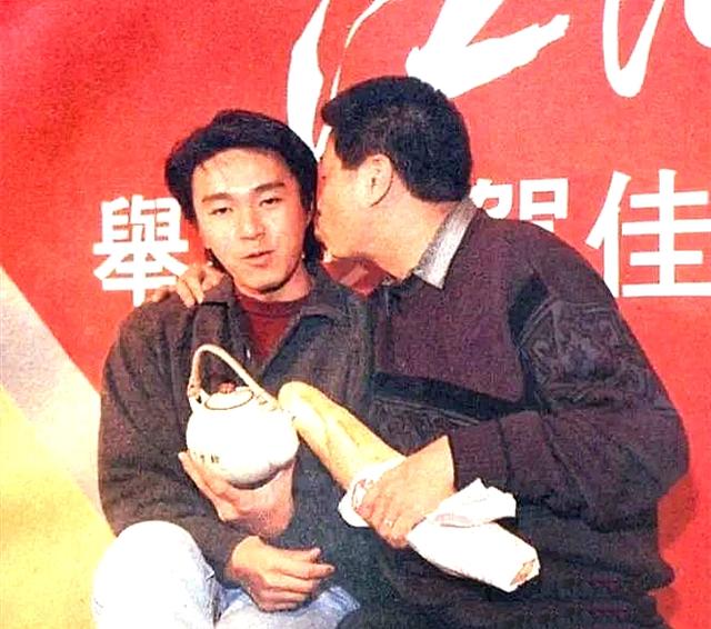 周星驰悼念吴孟达:3月7号吴孟达的葬礼，周星驰会出席吗？冯小刚早已给出了答案？