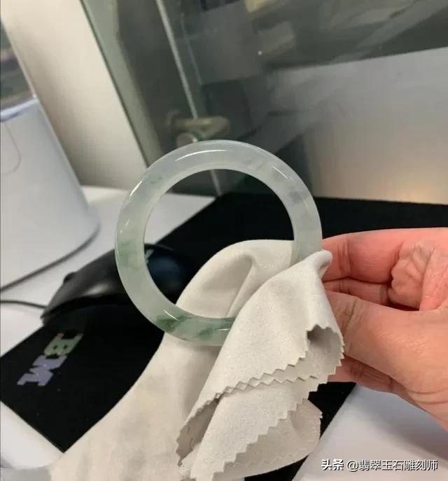 诺里奇梗价格:诺里奇梗 请问如图手镯目前市面多少价位？