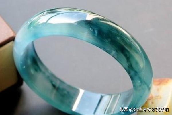 翡翠手镯的款式有几种,手镯材质有哪些?玉手镯有分多少种？