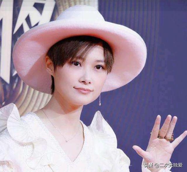 李宇春超女:曾经最受争议的超女李宇春曾轶可两人现状有何差异？