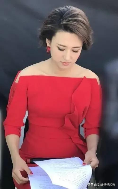 央视主持张蕾:央视春晚主持人都是谁？新主持太年轻了，为什么杨帆和张蕾不行？