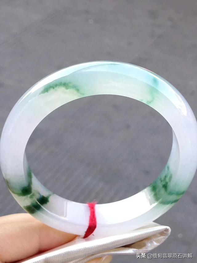 墨绿飘花翡翠镯子图片,这种是藓夹绿天然翡翠吗，价值如何？