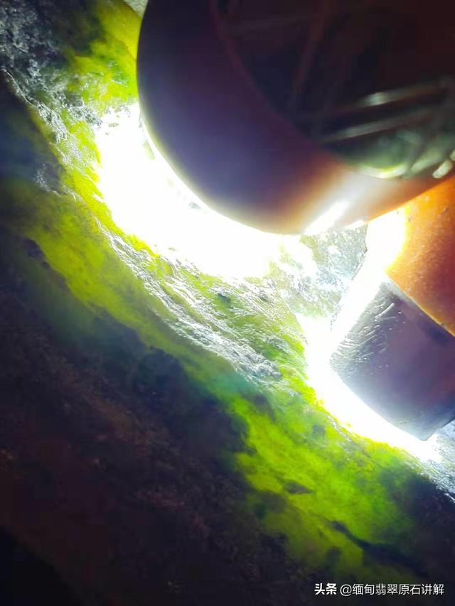 缅甸翡翠玉如何鉴别好坏,缅甸玉很不值钱么？如何辨别玉质？