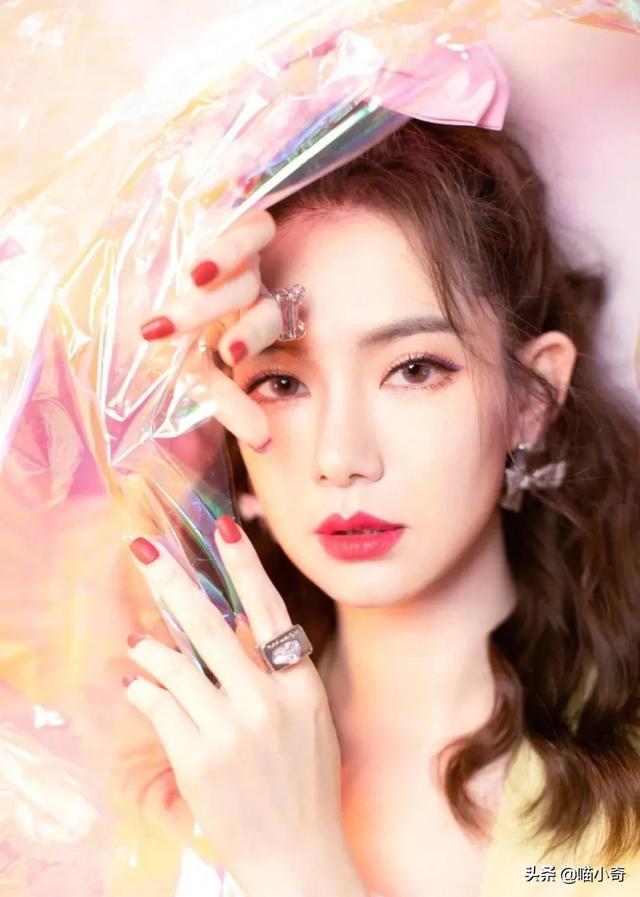 戚薇回应割双眼皮:小S自曝脸上打针，你觉得明星应该整容还是坦然地面对岁月