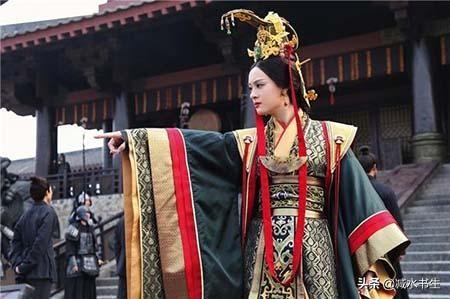 太行山突围:《亮剑》里的“老总”是谁？和他一起聊天的那个长脸又是谁？