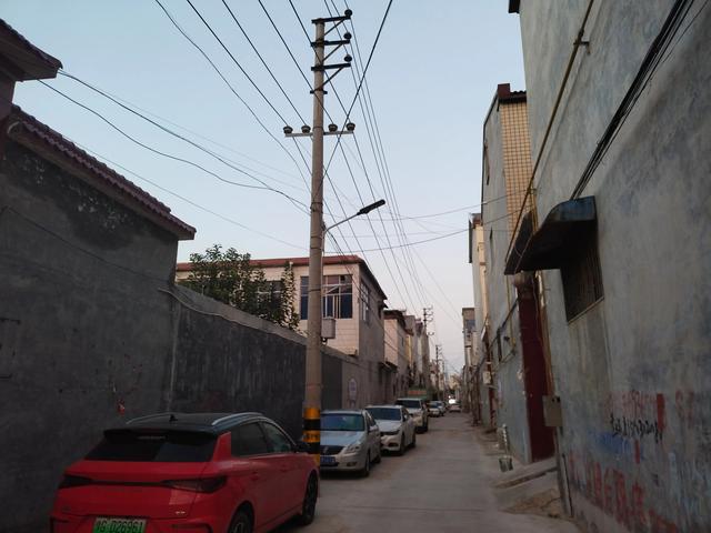 电线杆对着大门多远才不影响风水,门囗正对电线杆能否要求供电所挪一挪？