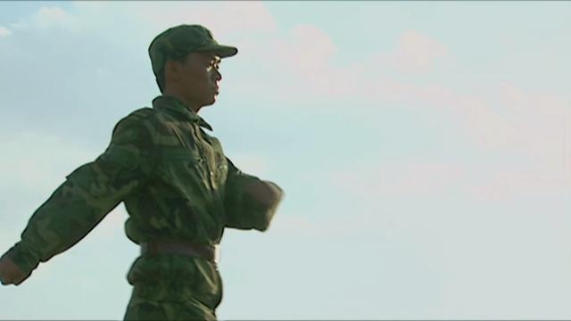 在小说《士兵突击》中,许三多是怎样让高城从极端厌恶转变为欣赏,尊重