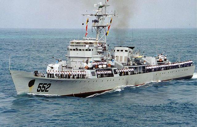 551茂名舰,552宜宾舰,2012年被网友在长江边的拆船厂发现.