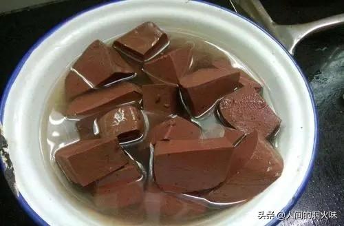 为什么玉要用水泡了再戴,菜市场卖的猪血为什么一直要放在水里泡着？