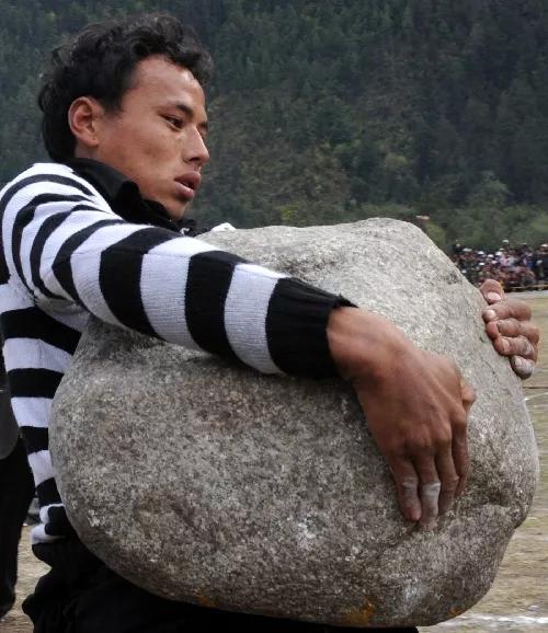 男人为什么能抱起110斤的女人却抱不起100斤的石头